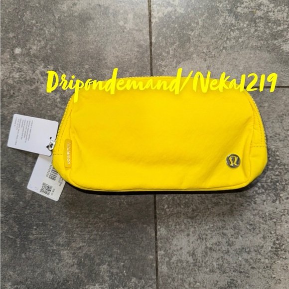 Lululemon Everywhere Belt Bag 1L- Utility Yellow - Picture 3 of 9
